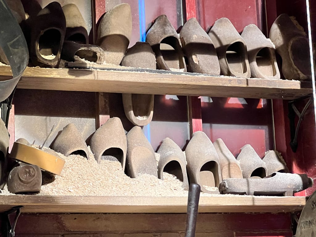 Shaping the clogs