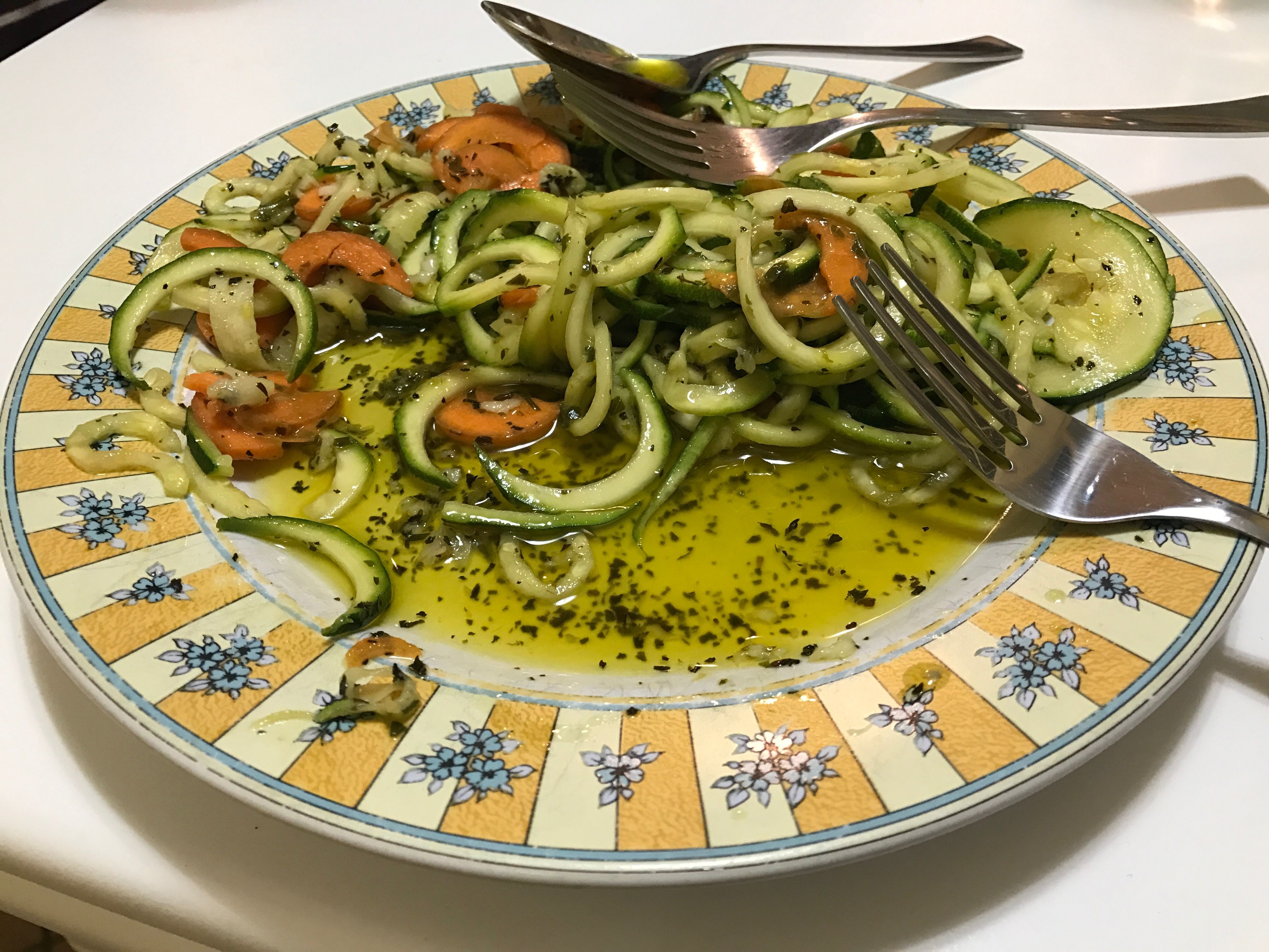 The Veggetti Spiralizes Vegetables into Spaghetti